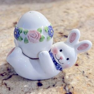 Easter Bunny Salt Pepper Shakers Vintage 1990’s Hallmark Nesting Collectables